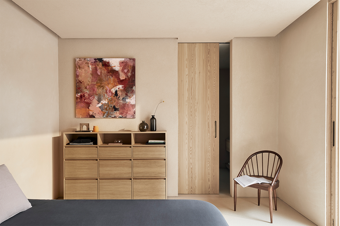 Tylko Veneer chest of drawers in a cozy bedroom